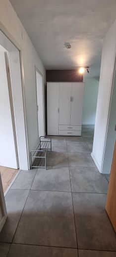 Sehr schöne teilmöblierte 4 Zimmer 103 qm DG Maisonette Wohnung mit EBK, Balkon usw. – Großer Flur mit Kleiderschrank