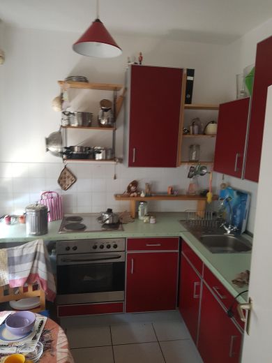 3 Apartments einzeln oder zusammen als Wohnung, TG, Stellplatz, dazu Garten mietbar – Küche Süd