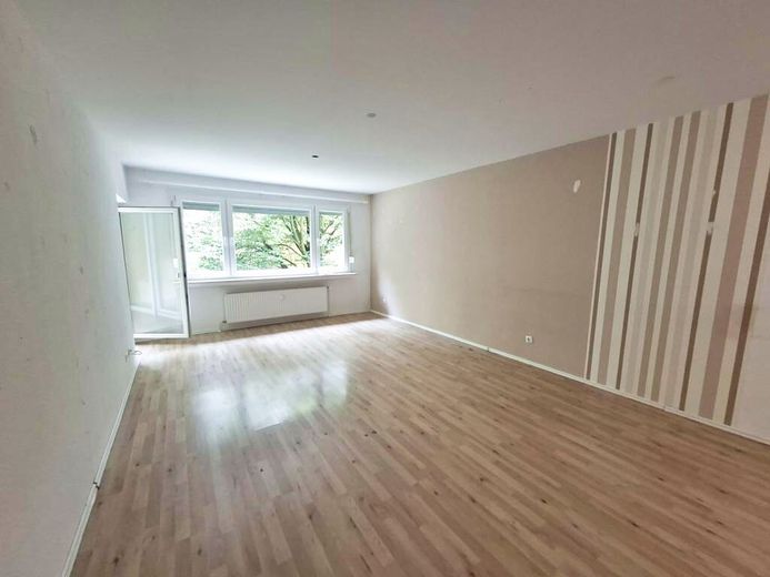 CITYHOUSE: Gepflegte 2 Zimmer Wohnung mit großem Balkon, Keller und TG Stellplatz in zentraler Lage – Wohnzimmer mit Zugang zur Loggia