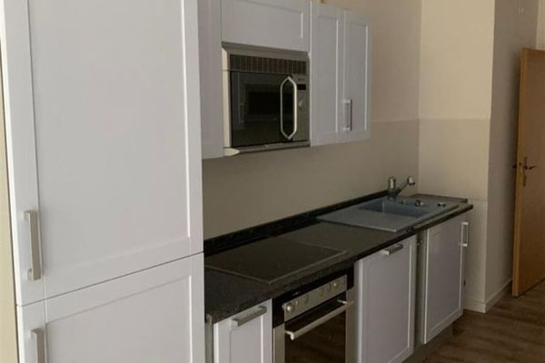 Ampio appartamento di 4 locali con laminato, cucina componibile e bagno con vasca in buona posizione