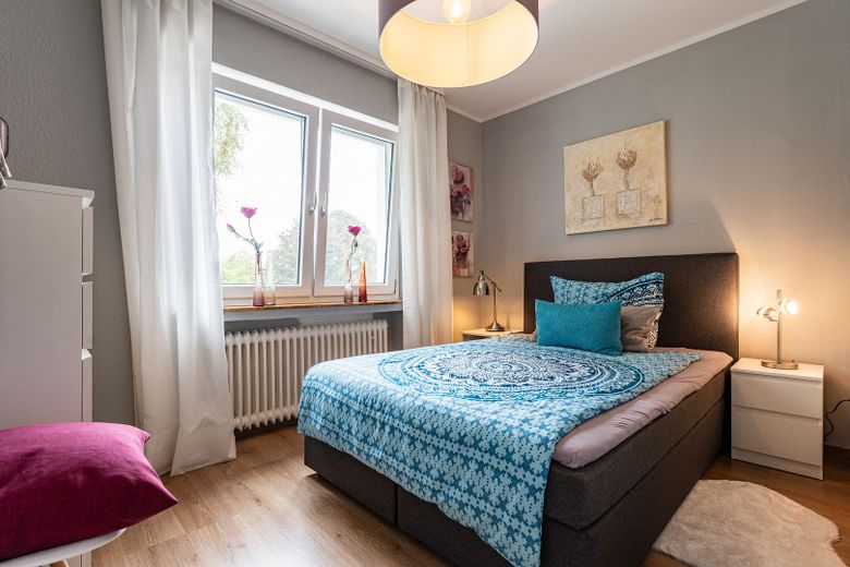 vielseitig verwendbares Zweifamilienwohnhaus im anerkannten Naturschutzgebiet – Zimmer zur Straßenseite EG