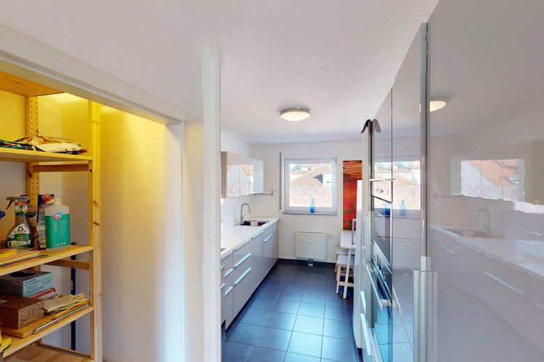 Küche mit Speisekammer