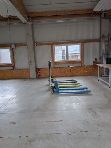 Produktions- und Lagerhalle zu vermieten – Hubwägen Mitnutzung
