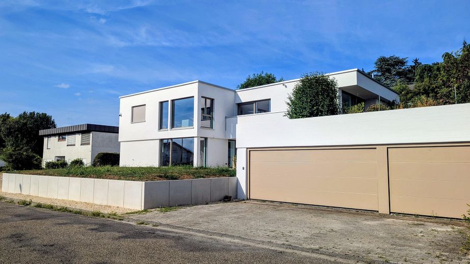 Kernsanierte Unternehmervilla mit einzigartigem Weitblick und luxuriöser Ausstattung – Front unten