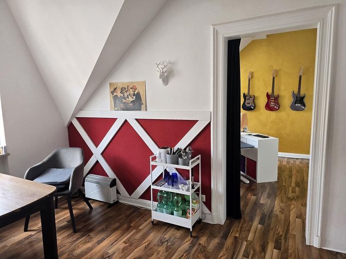 wunderschöne Altbau DG Wohnung voll möbliert! – फोटो 12