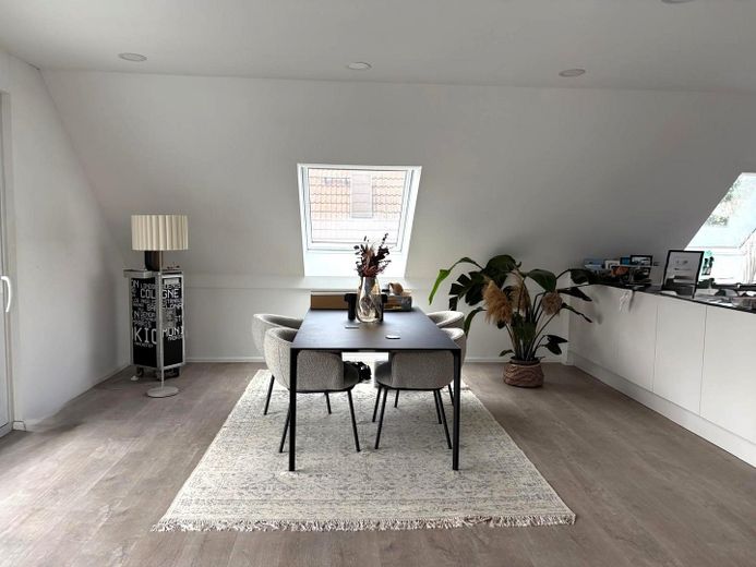 Moderne 4-Zimmer-Dachgeschosswohnung mit Loggia, TG-Stellplatz & Wallbox – Energieklasse A+ – heller Essbereich