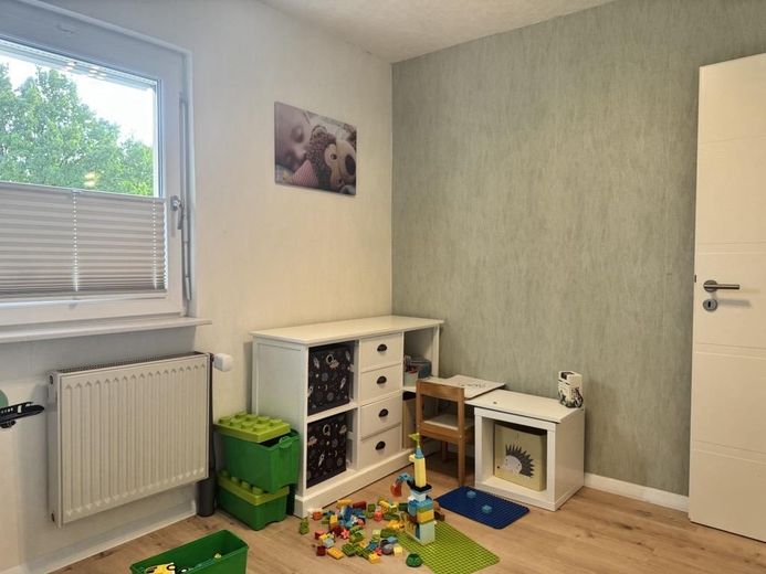 Modernisiertes Einfamilienhaus in ruhiger Sackgassenlage mit Kamin, PV-Anlage und großem Grundstück – Kinderzimmer