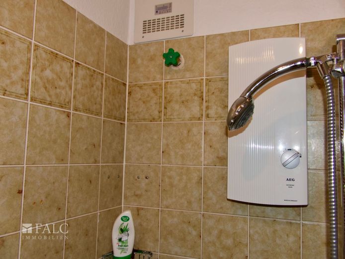 Einfach Mehr: Gepflegte Nichtraucher-2-Zimmer-Wohnung, möbiliert, TG, Aufzug, Süd-Loggia-Balkon. – Dusche
