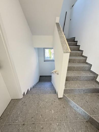 Erstbezug – Möblierte 2-Zimmer-Neubauwohnung im KfW-55-Effizienzhaus Metzingen – Treppenhaus
