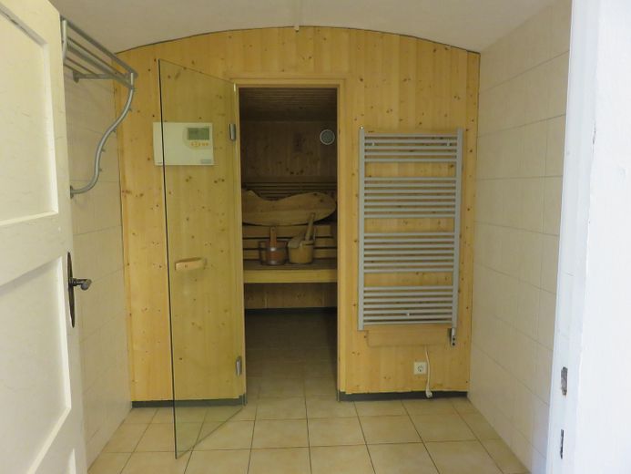 Sonnenterrasse und Saunalandschaft nahe Spandauer Forst – Klafs Sauna