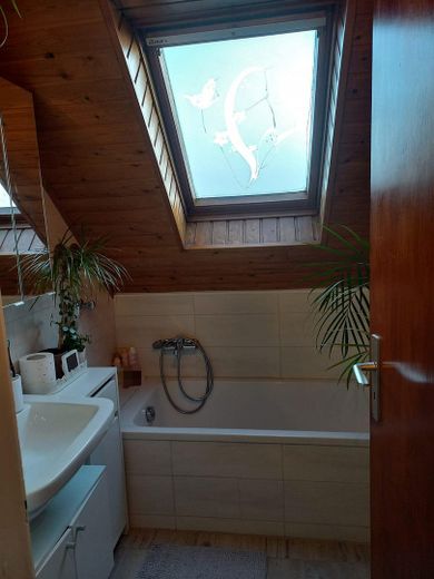Freistehendes Familienhaus mit Fernblick und großem Garten. – Bad im Dachgeschoss