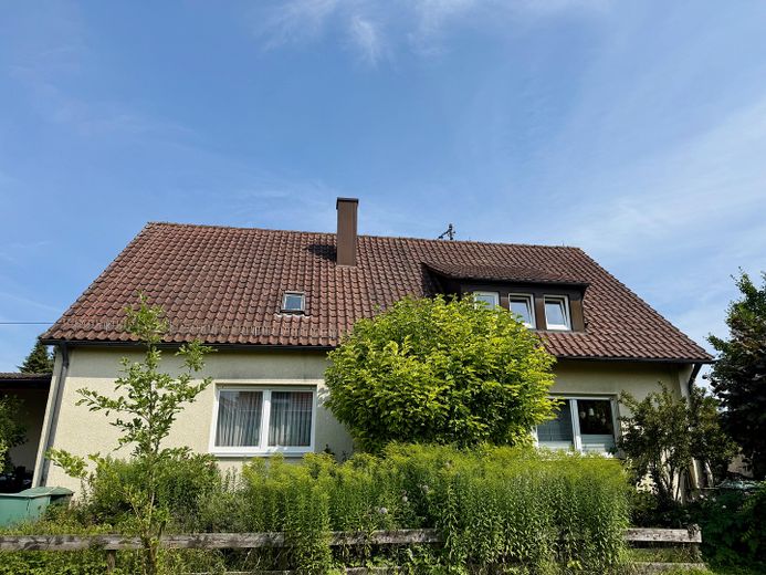 Zweifamilienhaus in exklusiver Waldrandlage – Seitenansicht 1