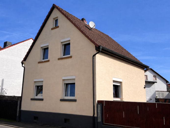 Charmantes Einfamilienhaus mit Nebengebäude im Herzen von Rodgau-Dudenhofen! – Foto 1
