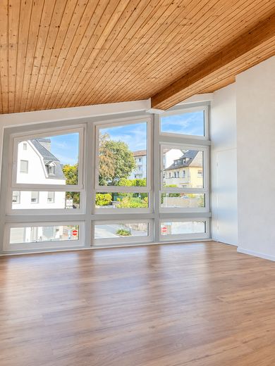 3 habitaciones, balcón y vistas al castillo: vivienda de alta calidad completamente renovada en Königstein – Blick aus dem Wohnzimmer