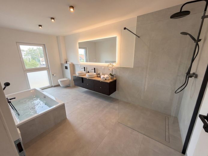 Badezimmer Dusche + Wanne 1.OG