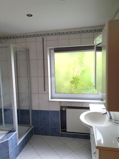 oben(Dusche und Badewanne)