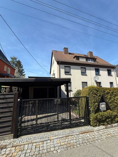 Doppelhaushälfte mit großer Garage, Carport, Wa, Du. und sonnigem Grundstück am Stadtrand – Hausansicht