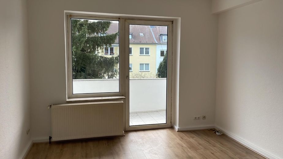 2.5-room apartment with balcony in a good, quiet location – Zimmer 1