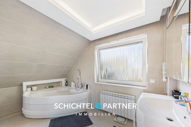 Surheide | Schickes Einfamilienhaus mit Terrasse, Garage und großem Garten – S&amp;P | Badezimmer