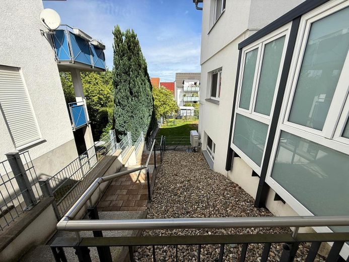 Neuwertige Doppelhaushälfte in schöner Lage – Außentreppe in den Garten
