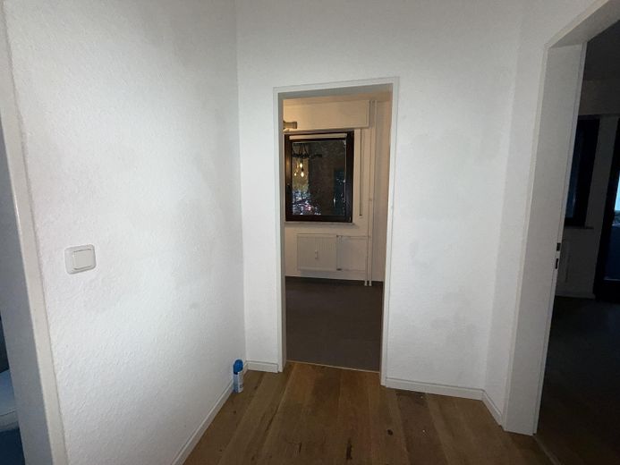 Appartement moderne de 2 pièces dans l’Ostend de Francfort, près de la BCE, avec cuisine équipée et balcon – Flur