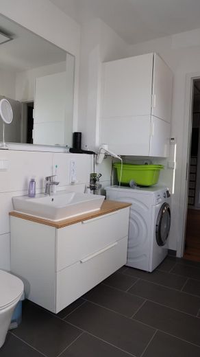 4-Zimmer-Wohnung mit XXL Loggia in Bestlage von Friedrichsdorf BJ 2023 – Duschbad mit Waschmaschinenans