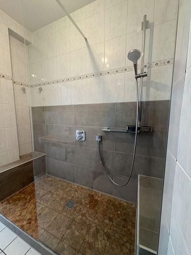 2-Zimmer-Wohnung, Balkon, Küche, Bad, HWR, Keller, nahe Südbahnhof – Bad