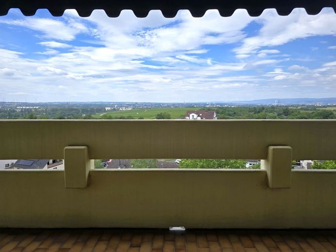 Hochheim Skyline:
3-Zimmer; 96 m²; überdachte Terrasse; toller Fernblick; seniorengeeignet! – Fantastischer Ausblick