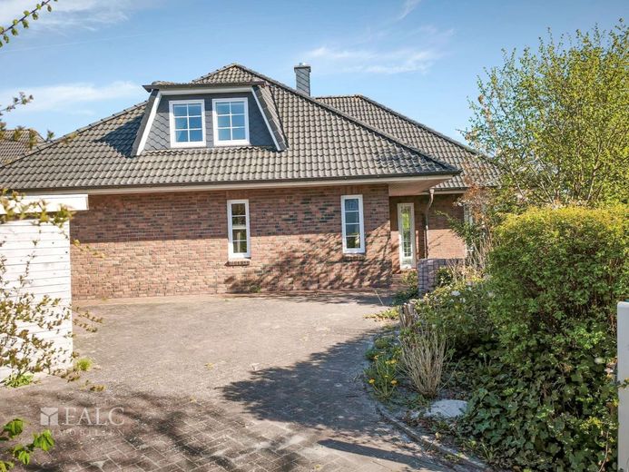 Exklusiv. Außergewöhnlich wohnen. Ein Haus für mehrere Generationen. – AB-Hausrückseite