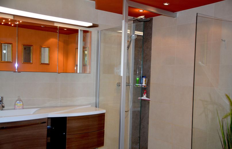 Bad mit Wanne & Dusche