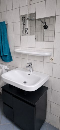 Attraente appartamento mansardato con balcone, posto auto e soffitta aggiuntiva – Badezimmer