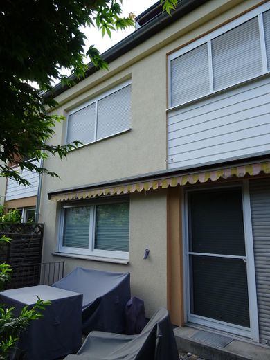 TOP LAGE LAUFAMHOLZ: LAUFEND UND UMFANGREICH MODERNISIERTES -- 6-ZIMMER-RMH MIT EINZELGARAGE. – Rückseite