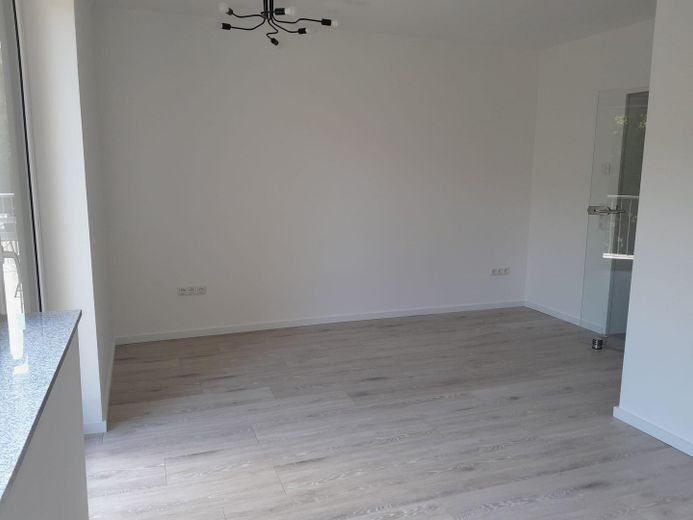 First occupancy after complete renovation/bright apartment approx. 43 m²/in the greenery with balcony/6 min walk to Westpark – Wohnbereich