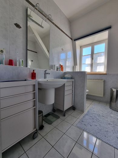 Badezimmer mit Fenster