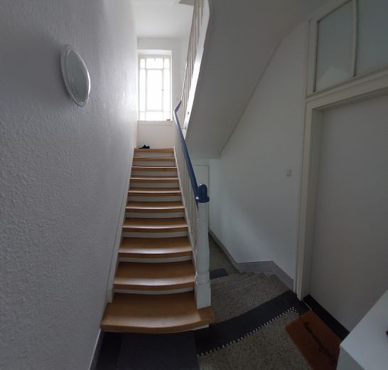 Sehr schönes 3 Fam.- Haus, große Balkone – Treppenhaus