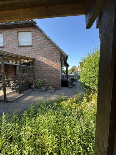 Einfamilienhaus in ruhiger Lage nahe Hamburg – Zugang mit Terrasse