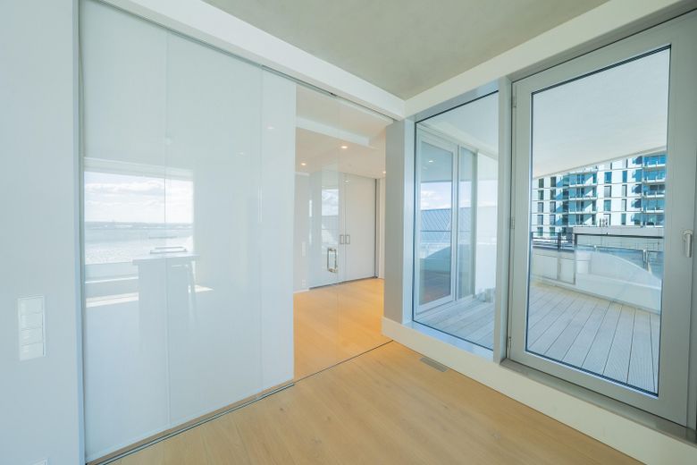 Designwohnung im Marco Polo Tower – mit Blick auf das Wendebecken des Hafens – Verschiebbare Glastrennwände