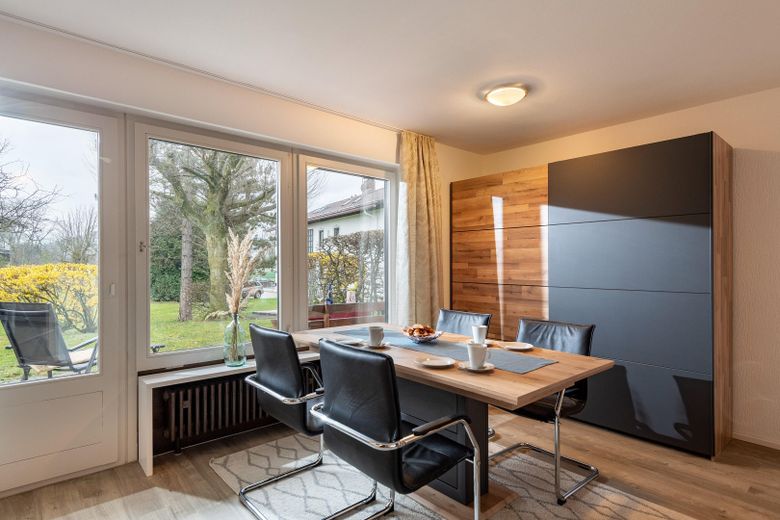 1,5 Zimmer Wohnung mit schöner privater Terrasse, Schwimmbad und Sauna – Wohn- und Esszimmer 1