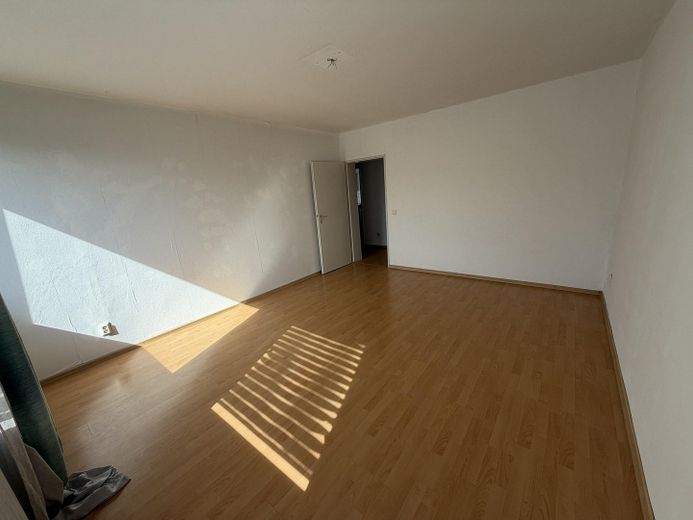 Helle 2-Zimmer-Wohnung in Salzgitter-Lebenstedt — oberste Etage, sofort frei – Wohnzimmer 1