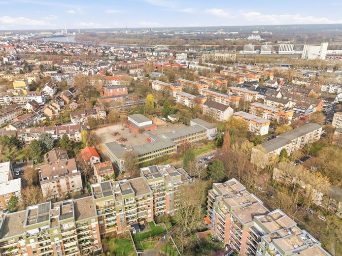 4-Zimmer Wohnung mit Loggia und Tiefgaragenstellplatz in Köln-Niehl – Drohnenaufnahme Umfeld