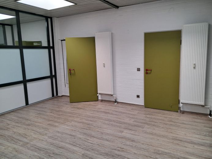 Verwaltungsgebäude, bei Bedarf mit kleiner Halle, Ortsteil 53577 Neustadt/Wied, zu vermieten – Zwischenbüro 23