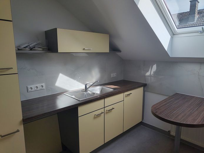 ruhige 4-Zi-Whg (ca. 95qm) mit Terrasse und Garage – Küche 3, Lücke f. Spülmaschine