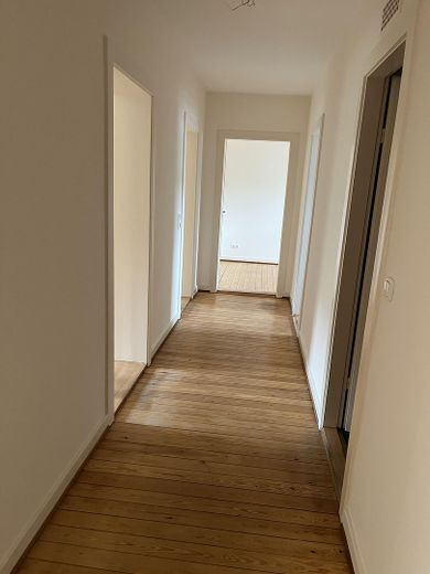 Appartement lumineux de 4 pièces avec balcon et cuisine équipée à louer immédiatement. – Flur