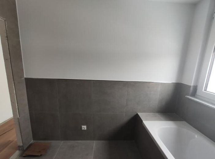 Reihenmittelhaus mit Garten, Garage und zusätzlichem Stellplatz – Bad mit Badewanne und Dusche Bild 4