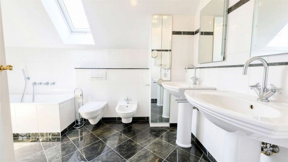 Stilvolle Maisonette-Wohnung mit zwei Balkonen und Kamin in begehrter Lage von Düsseldorf – Badezimmer