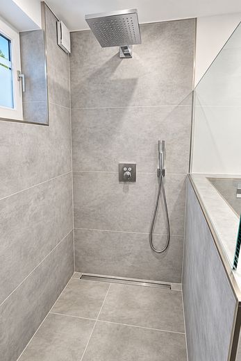 Stilvoll kernsaniert – helle Maisonettewhg m. neuer EBK, Balkon & Terrasse im begehrten Geteviertel – Badezimmer Ansicht 2