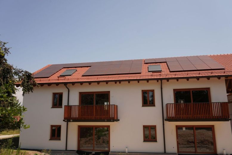 3-Zimmer Terrassenwohnung auf dem Gütlbauerhof – Ansicht Rückseite mit Balkon