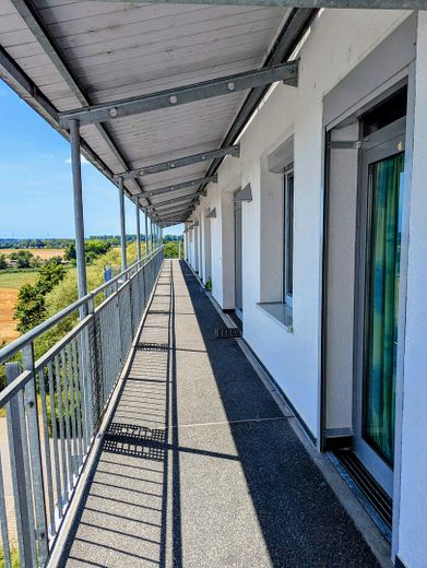 Altersgerechtes Wohnen: 2 ZKB mit Süd-West Balkon // gute Rendite // Kapitalanlage – Laubengang