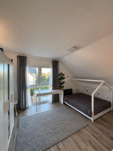 Neubau-Komfort ohne Baurisiko: Fertiges KfW 40 Einfamilienhaus mit Weitblick - provisionsfrei – Kinderzimmer 1 OG