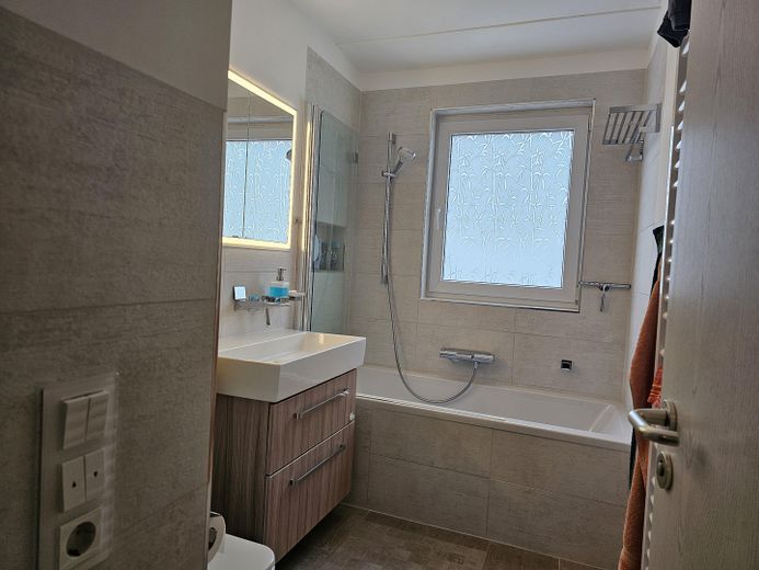 senza provvigione - elegante - a contatto con la natura : gioiello abitativo con infrastruttura perfetta – Wannenbad mit Fenster
